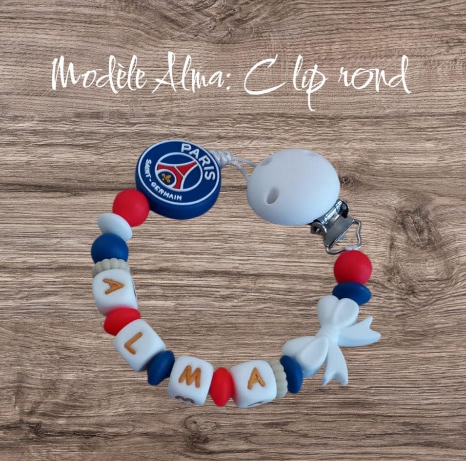 Attache tétine personnalisée Paris Saint Germain. Modèle Alma PSG pour fille. Cadeau naissance et jeunes parents. Création française.