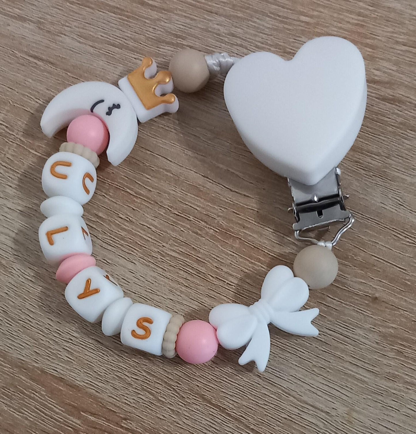 Attache tétine personnalisée sur le thème lune. Modèle Ulys. Cadeau naissance, baby shower, jeunes parents. Création française.