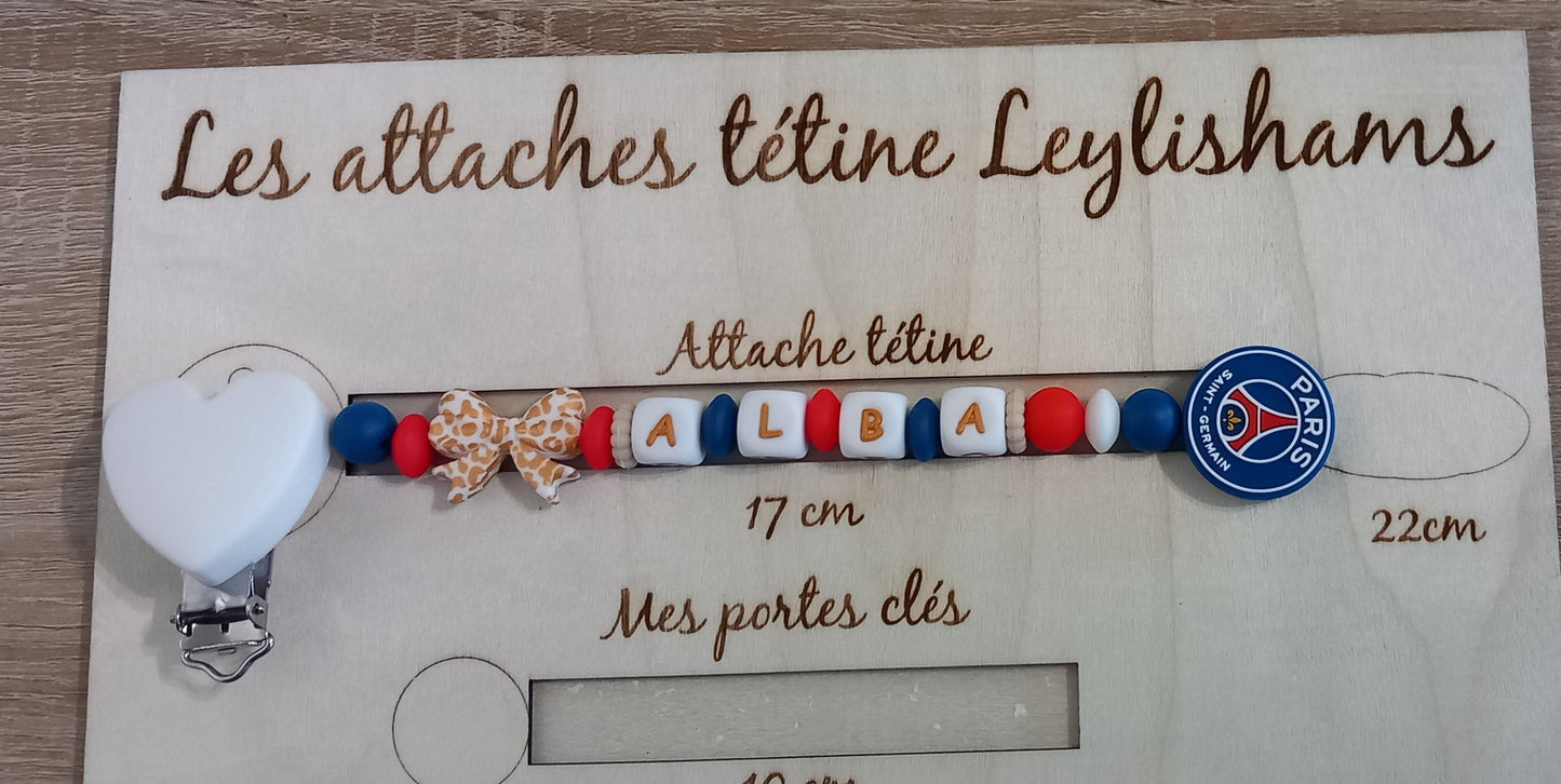 Attache tétine personnalisée Paris Saint Germain. Modèle Alba PSG pour fille. Cadeau naissance et jeunes parents. Création française.