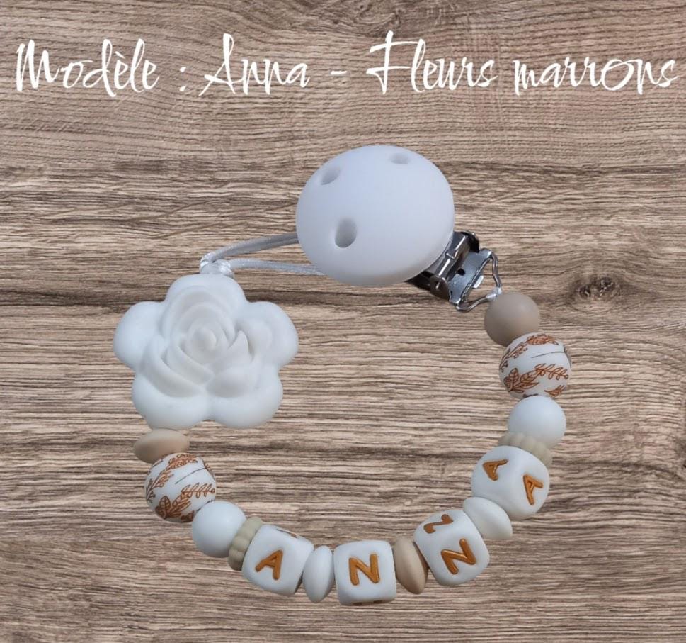 Attache tétine personnalisée, rose blanche. Modèle Anna, motif floral. Cadeau naissance, baby shower, jeunes parents. Création française.