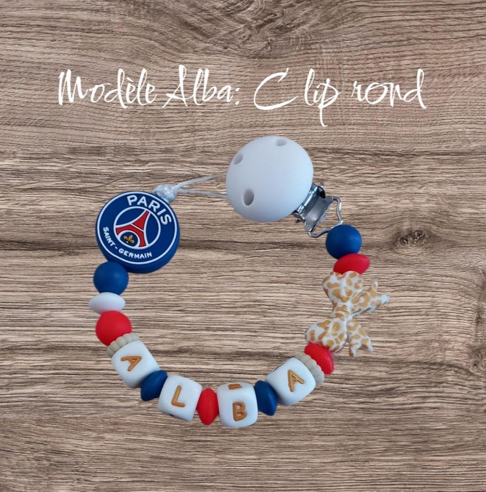 Attache tétine personnalisée Paris Saint Germain. Modèle Alba PSG pour fille. Cadeau naissance et jeunes parents. Création française.