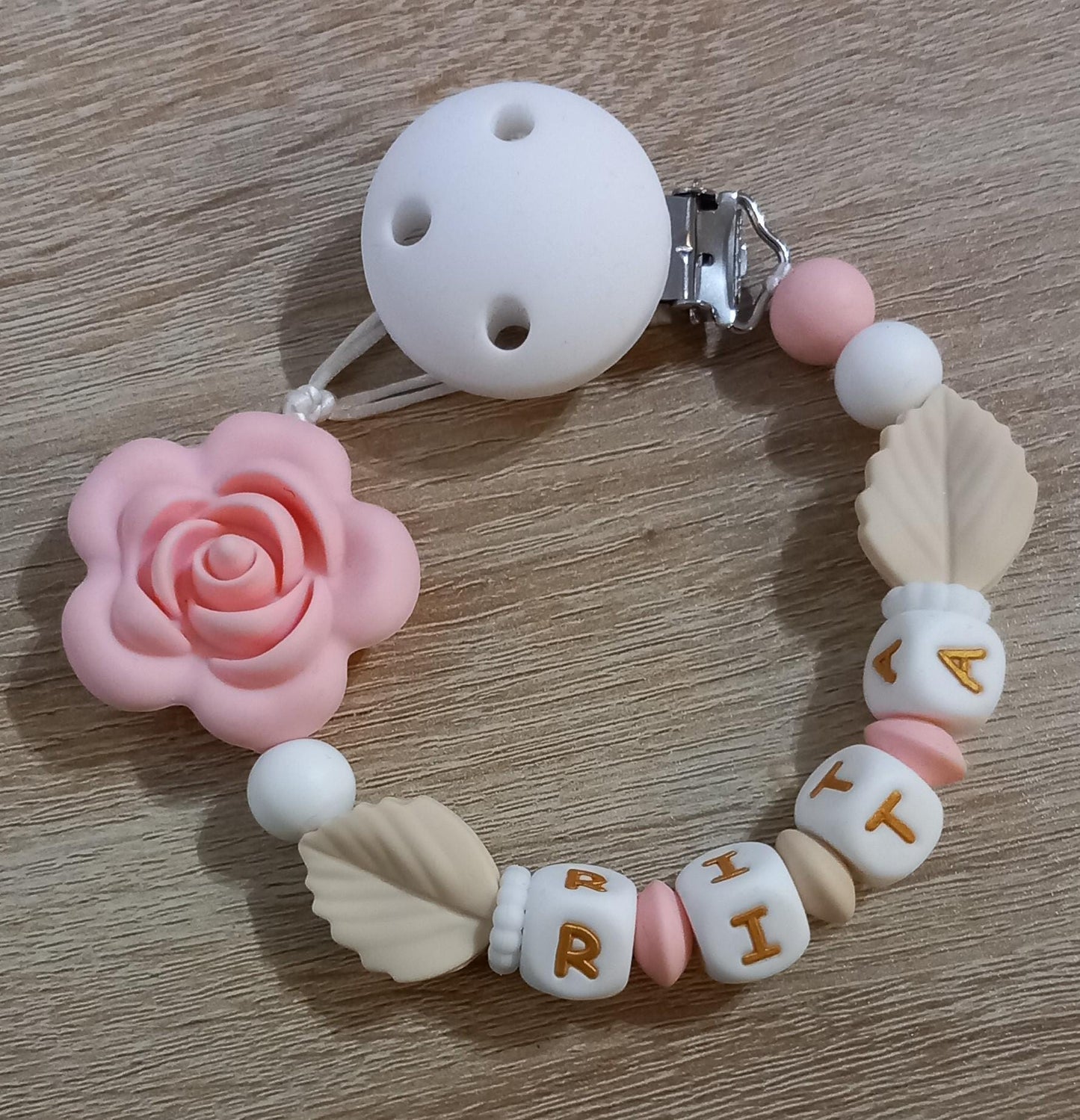 Attache tétine personnalisée, rose rose. Modèle Rita, motif floral. Cadeau naissance, baby shower, jeunes parents. Création française.
