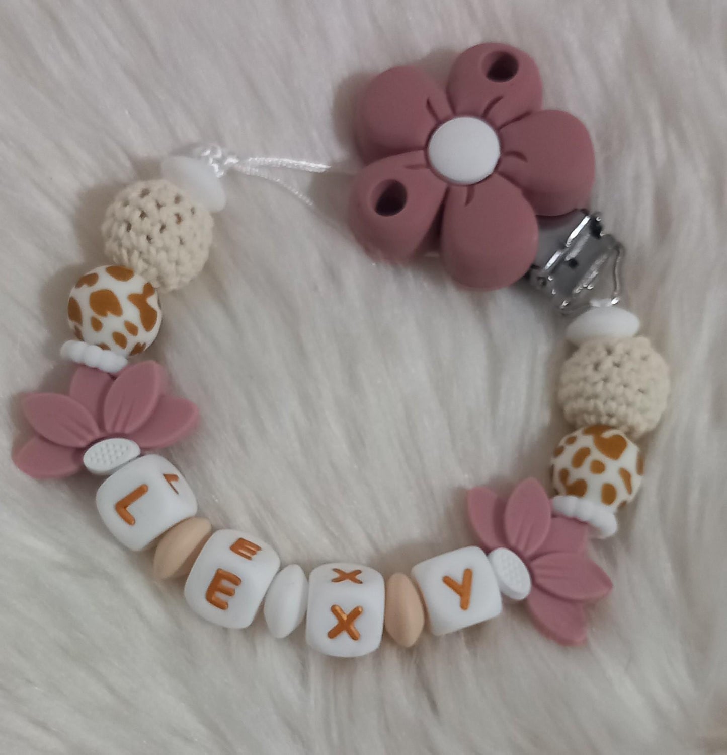 Attache tétine personnalisée. Modèle Lexy, thème fleur et jungle. Cadeau naissance, baby shower, jeunes parents. Création française.