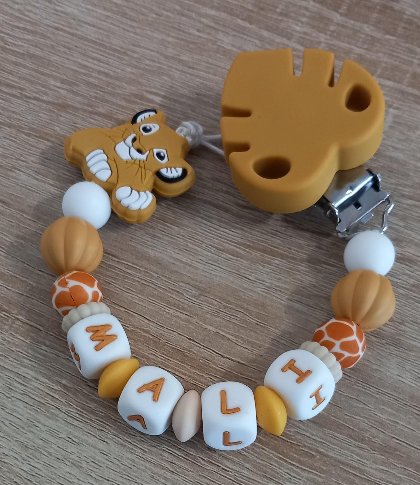 Attache tétine personnalisée Lion. Modèle Mali, Jungle et Imprimé léopard. Cadeau naissance, baby shower, jeunes parents. Création française
