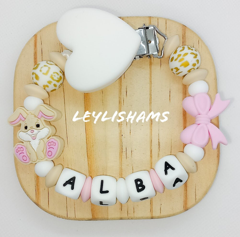 Attache tétine personnalisée Lapin. Thème girly. Cadeau naissance, baby shower, cadeau jeunes parents. Création française, fait main.