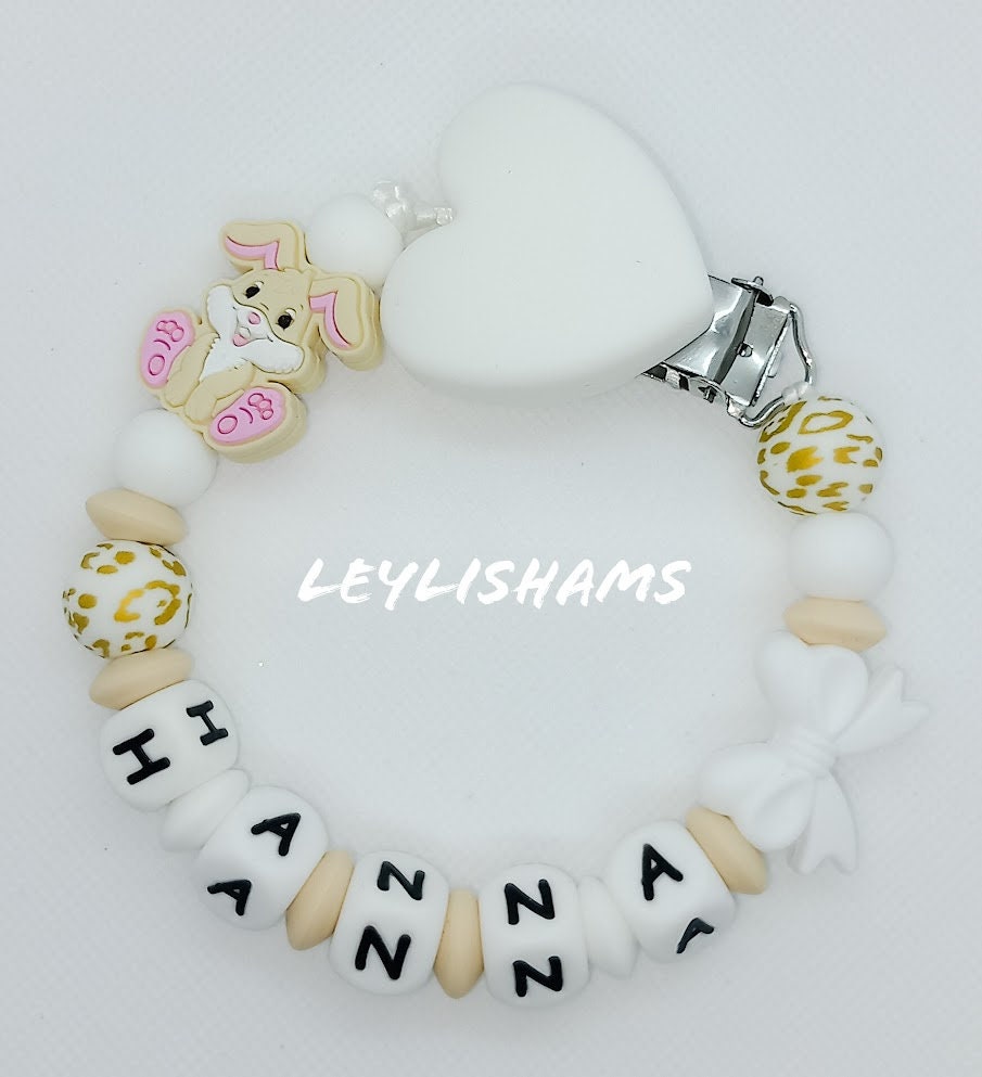 Attache tétine personnalisée Lapin. Thème girly. Cadeau naissance, baby shower, cadeau jeunes parents. Création française, fait main.