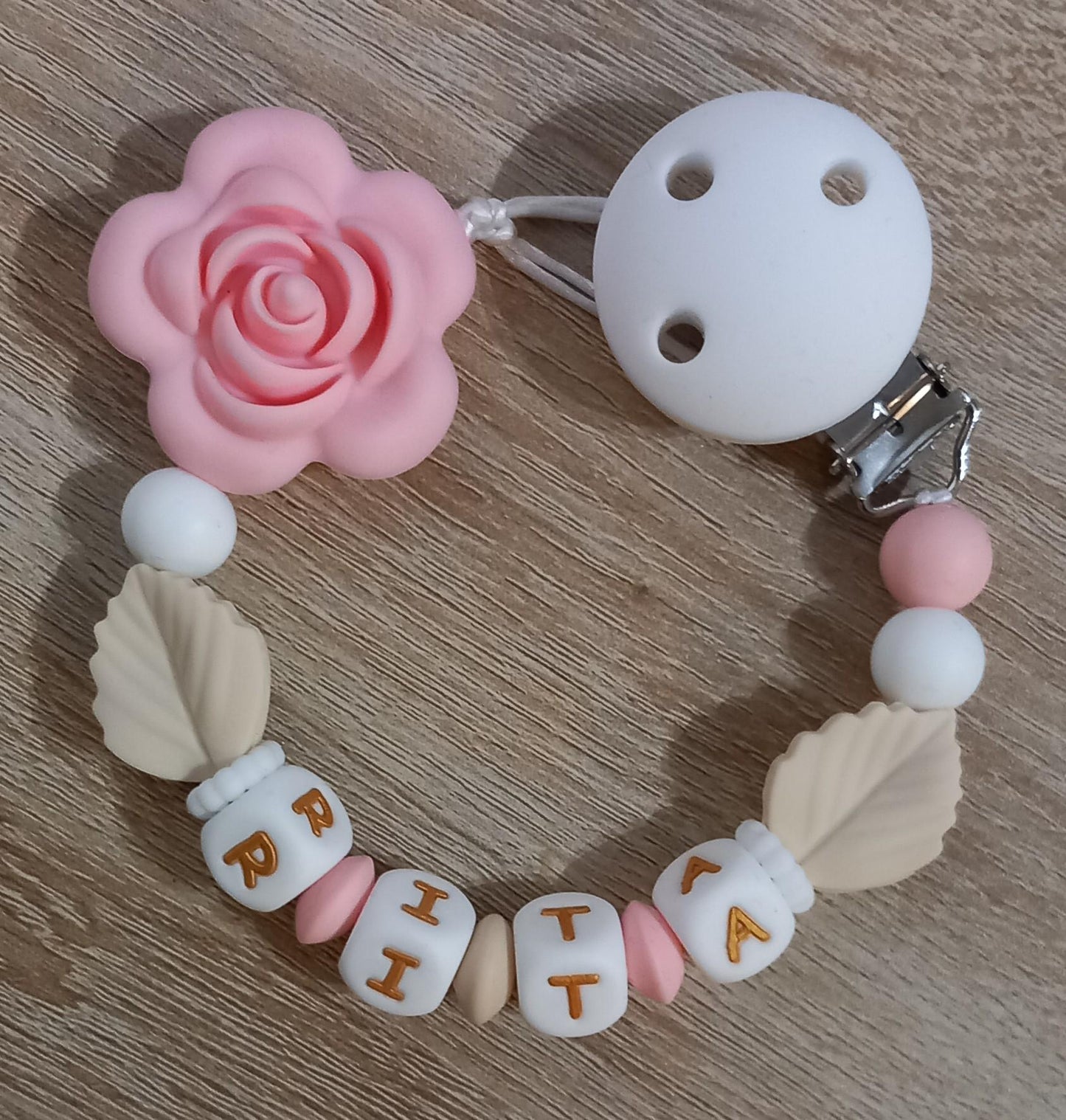 Attache tétine personnalisée, rose rose. Modèle Rita, motif floral. Cadeau naissance, baby shower, jeunes parents. Création française.