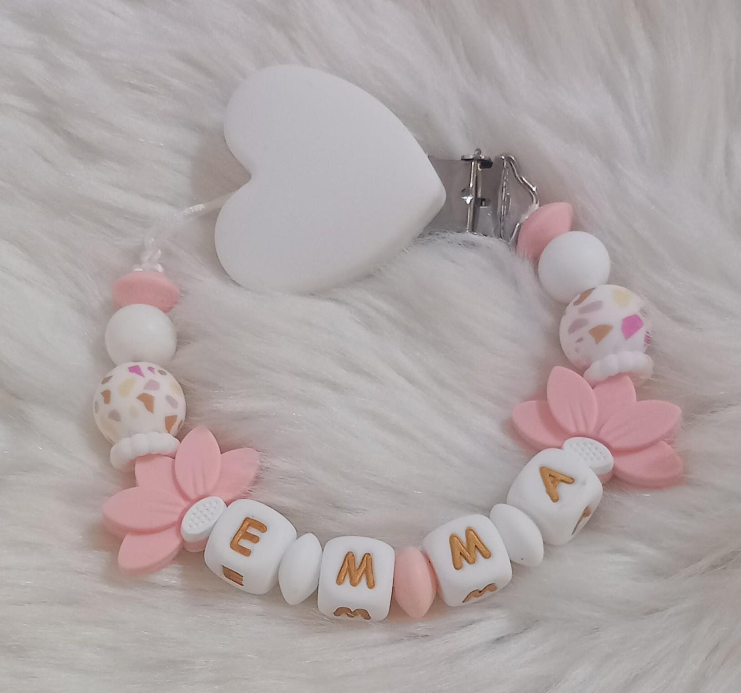 Attache tétine personnalisée fleurs de lotus. Modèle Emma, thème floral. Cadeau naissance, baby shower, jeunes parents. Création française.