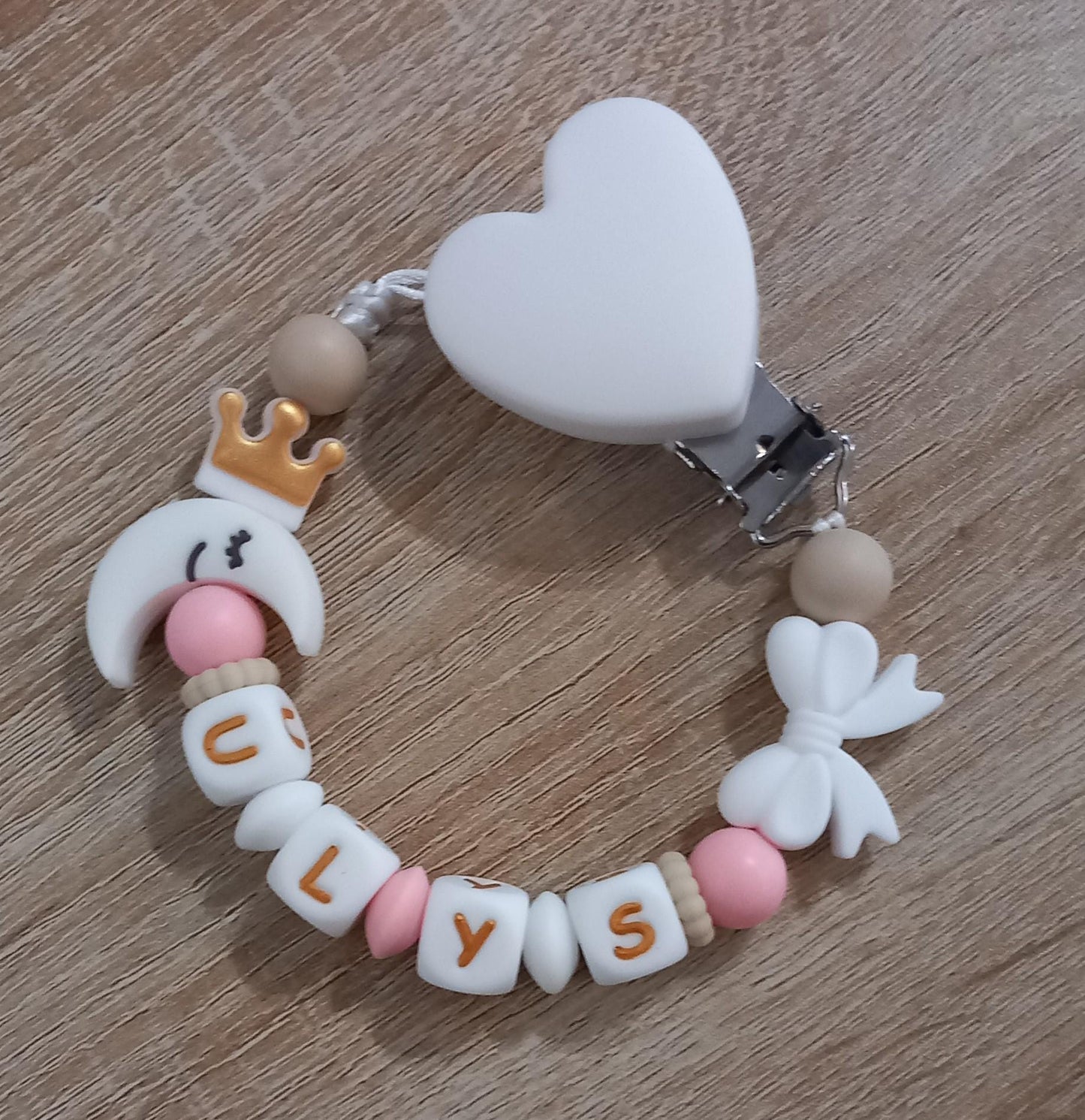 Attache tétine personnalisée sur le thème lune. Modèle Ulys. Cadeau naissance, baby shower, jeunes parents. Création française.