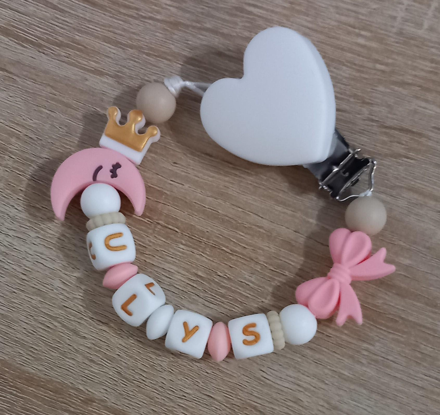 Attache tétine personnalisée sur le thème lune. Modèle Ulys. Cadeau naissance, baby shower, jeunes parents. Création française.