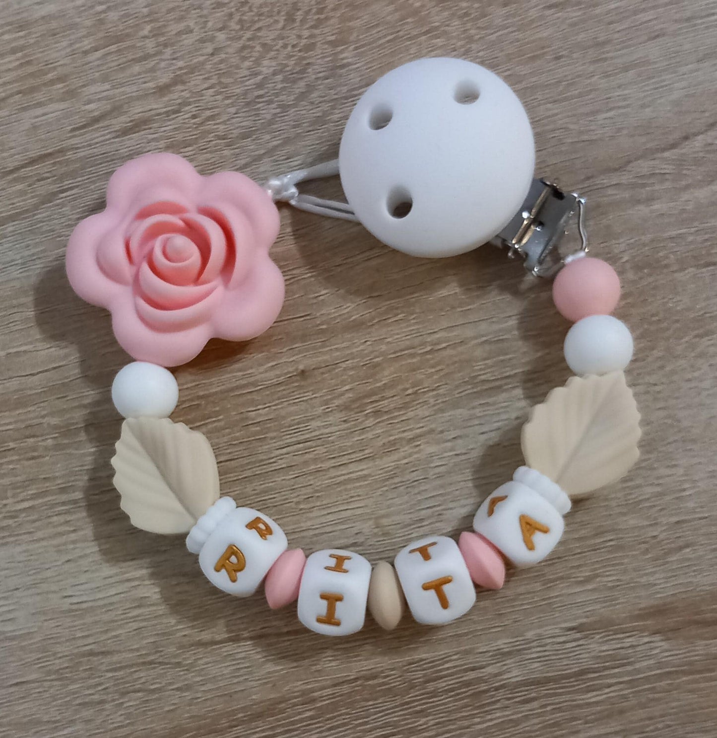 Attache tétine personnalisée, rose rose. Modèle Rita, motif floral. Cadeau naissance, baby shower, jeunes parents. Création française.