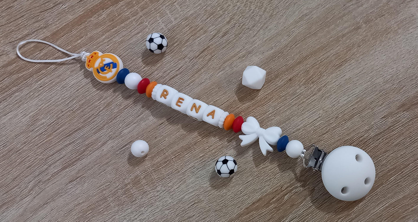 Attache tétine personnalisée Real Madrid. Modèle Rena pour fille. Cadeau naissance, baby shower, jeunes parents. Création française.