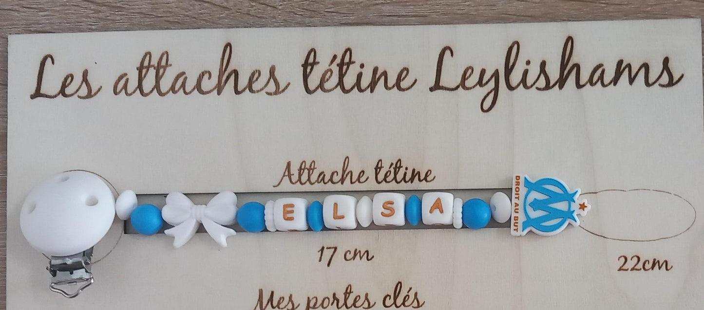 Attache tétine personnalisée Olympique de Marseille. Modèle Elsa OM fille. Cadeau naissance, baby shower, jeunes parents. Création française