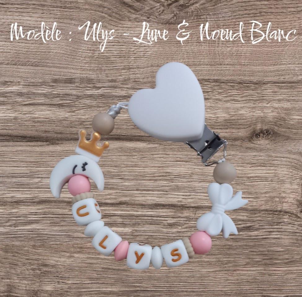 Attache tétine personnalisée sur le thème lune. Modèle Ulys. Cadeau naissance, baby shower, jeunes parents. Création française.