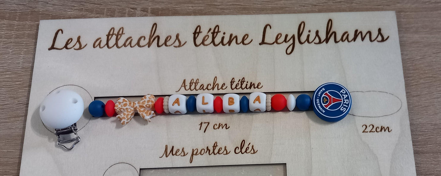 Attache tétine personnalisée Paris Saint Germain. Modèle Alba PSG pour fille. Cadeau naissance et jeunes parents. Création française.