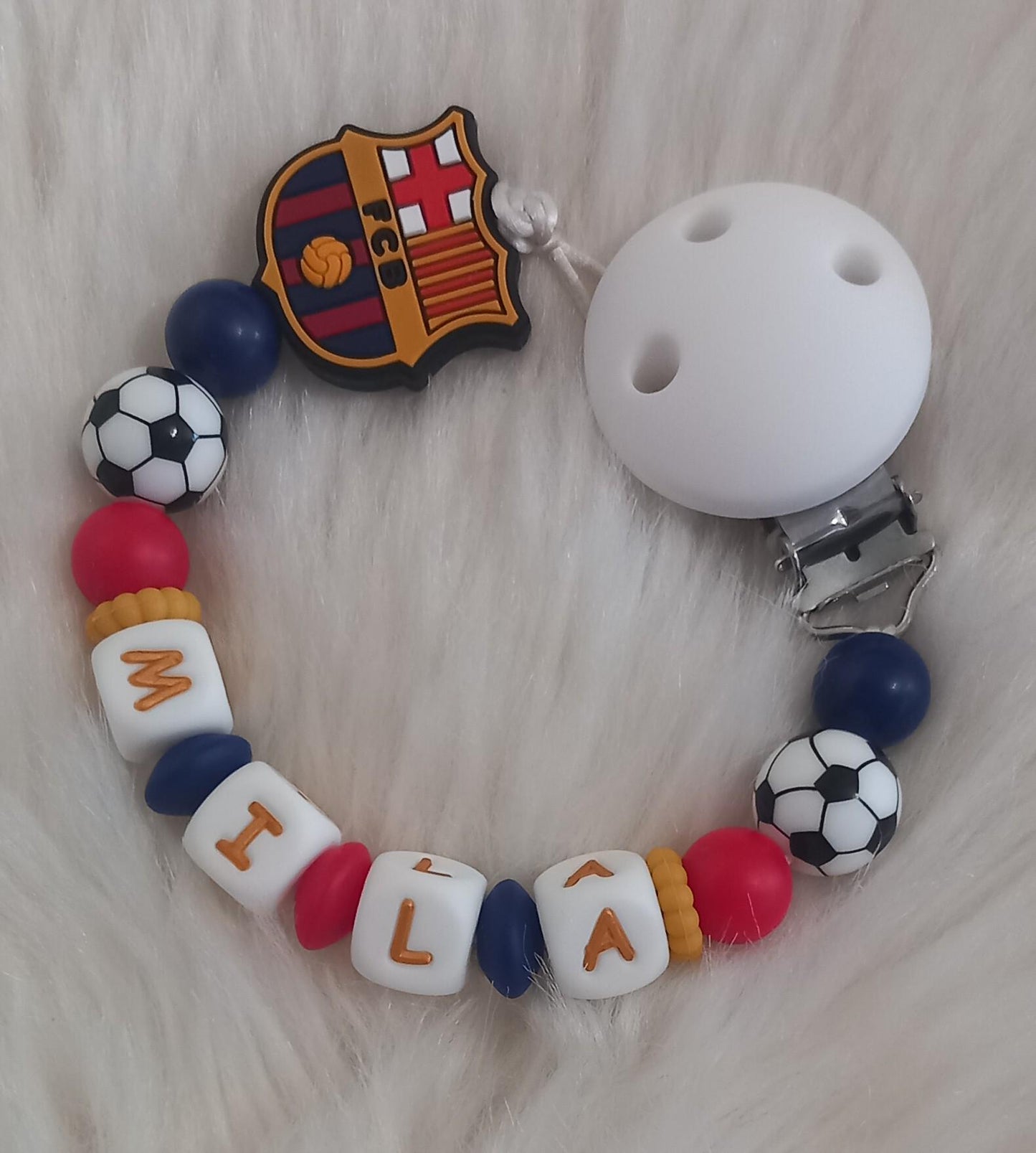 Attache tétine personnalisée, FC Barcelone. Modèle Mila FCB, mixte. Cadeau naissance, baby shower, jeunes parents. Création française.