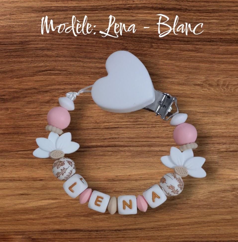 Attache tétine fille personnalisée, feuilles de lotus blanches, perles imprimées floral, clip silicone coeur.
Idée cadeau naissance, anniversaire, babyshower, jeunes parents. Attache tétine girly.