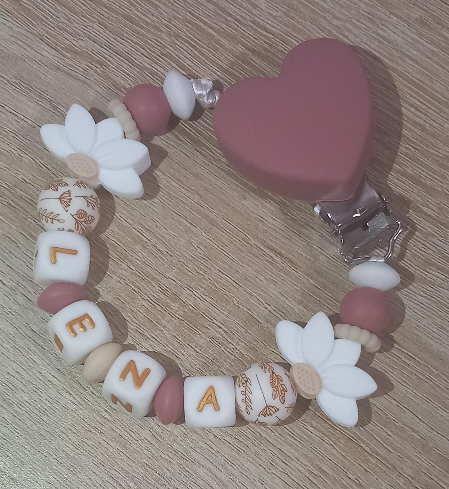 Attache tétine fille personnalisée, feuilles de lotus blanches, perles imprimées floral, clip silicone coeur.
Idée cadeau naissance, anniversaire, babyshower, jeunes parents. Attache tétine girly.