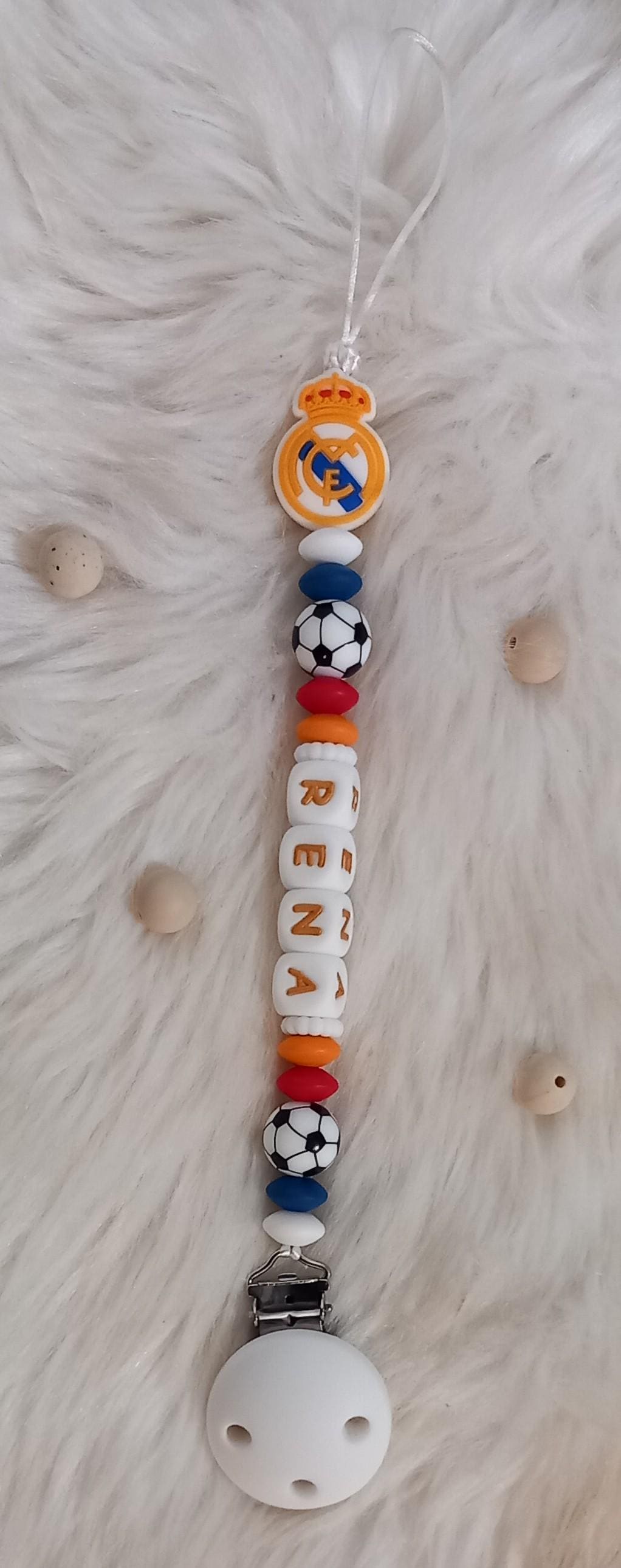 Attache tétine personnalisée Real Madrid. Modèle Rena fille et garçon. Cadeau naissance, baby shower, jeunes parents. Création française.