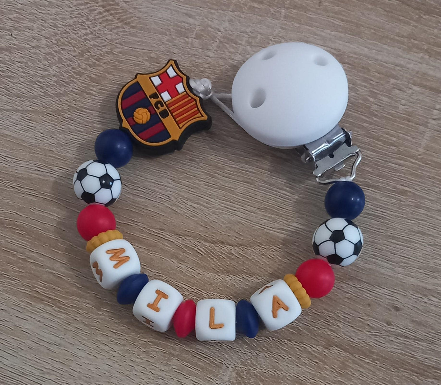 Attache tétine personnalisée, FC Barcelone. Modèle Mila FCB, mixte. Cadeau naissance, baby shower, jeunes parents. Création française.