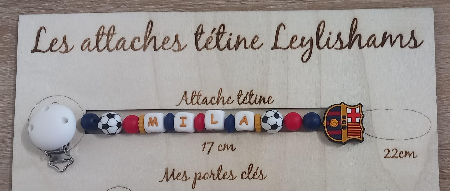 Attache tétine personnalisée, FC Barcelone. Modèle Mila FCB, mixte. Cadeau naissance, baby shower, jeunes parents. Création française.