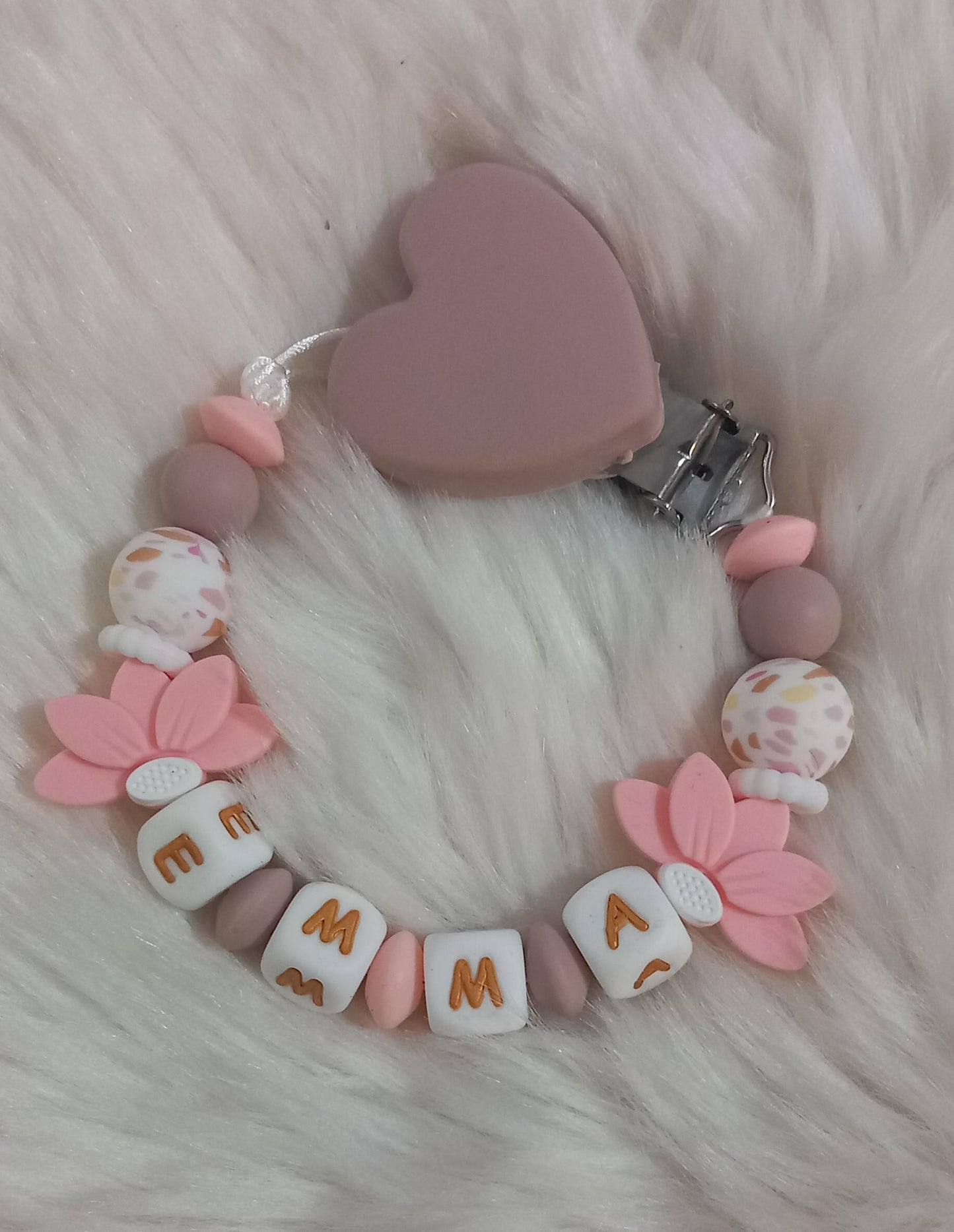Attache tétine personnalisée fleurs de lotus. Modèle Emma, thème floral. Cadeau naissance, baby shower, jeunes parents. Création française.