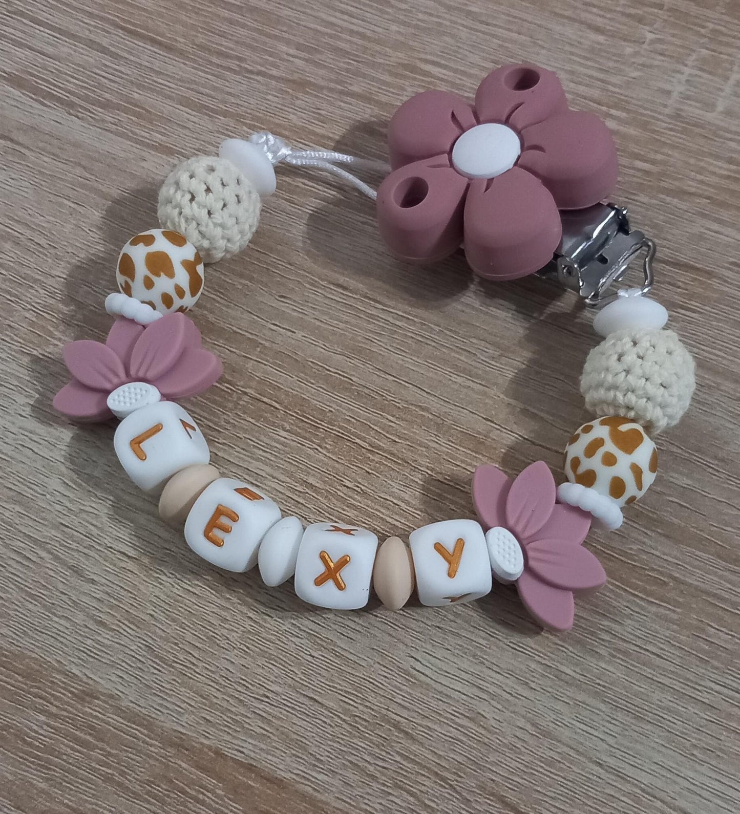 Attache tétine personnalisée. Modèle Lexy, thème fleur et jungle. Cadeau naissance, baby shower, jeunes parents. Création française.