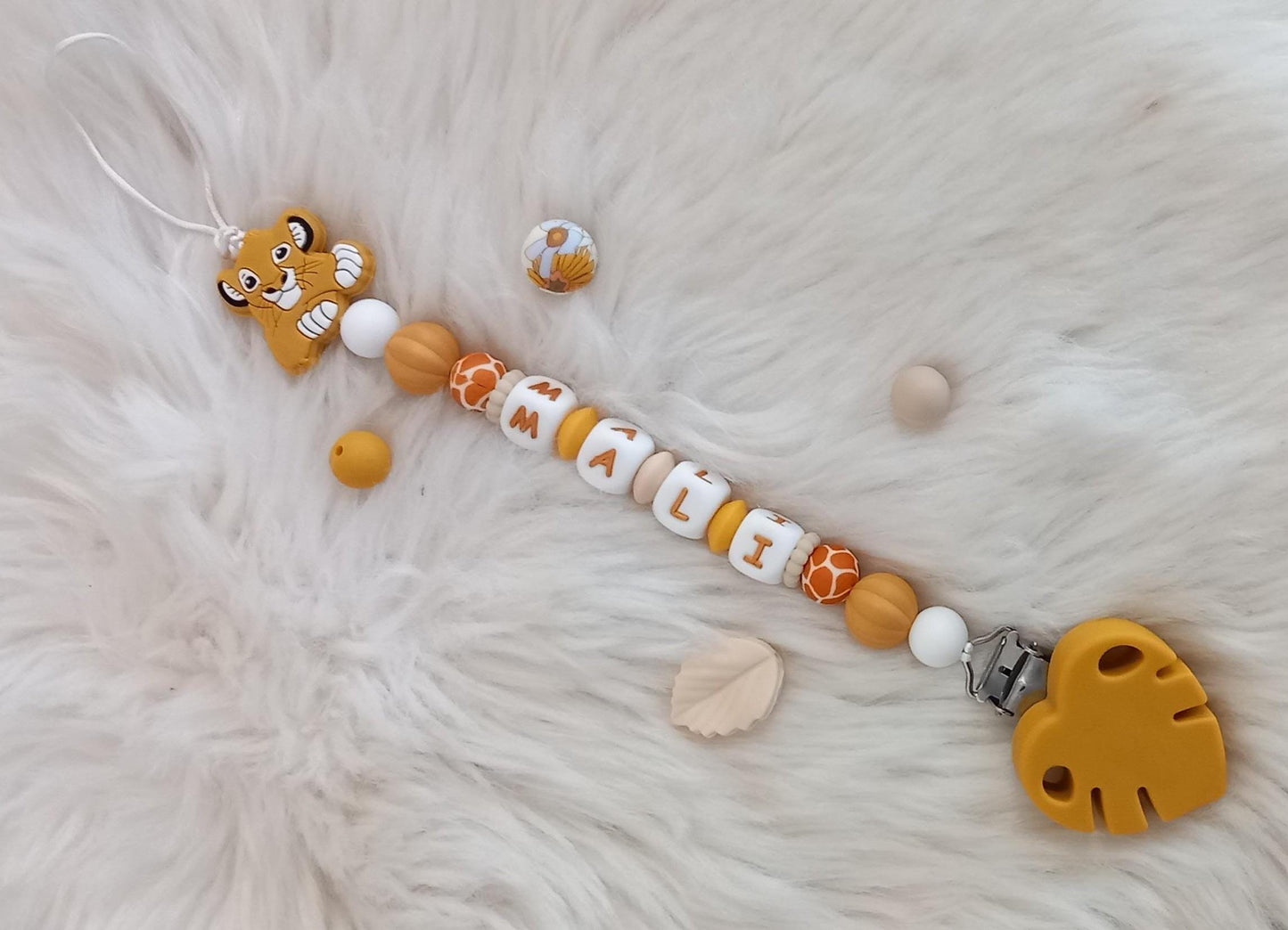 Attache tétine personnalisée Lion. Modèle Mali, Jungle et Imprimé léopard. Cadeau naissance, baby shower, jeunes parents. Création française