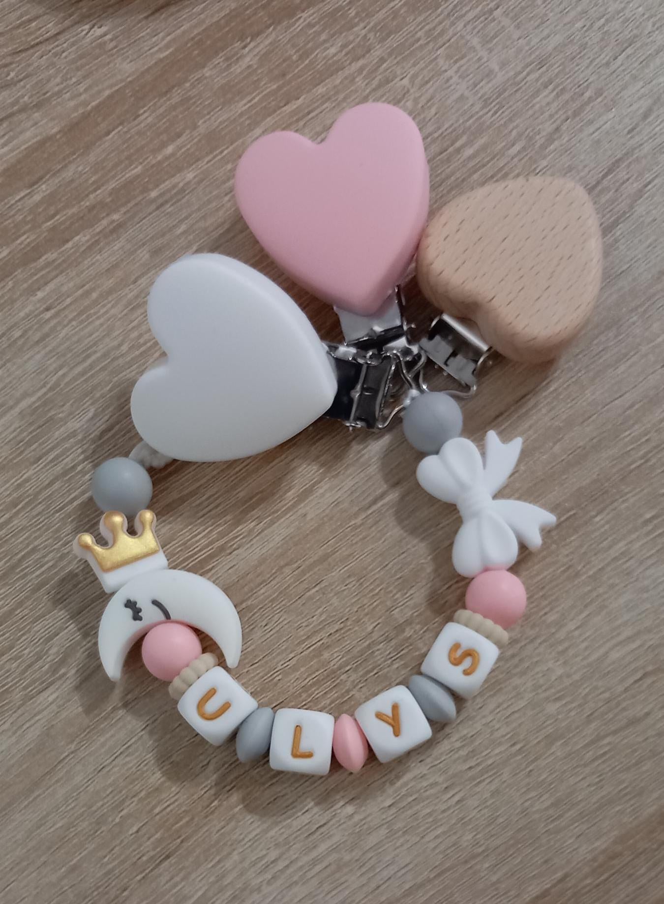 Attache tétine personnalisée sur le thème lune. Modèle Ulys. Cadeau naissance, baby shower, jeunes parents. Création française.