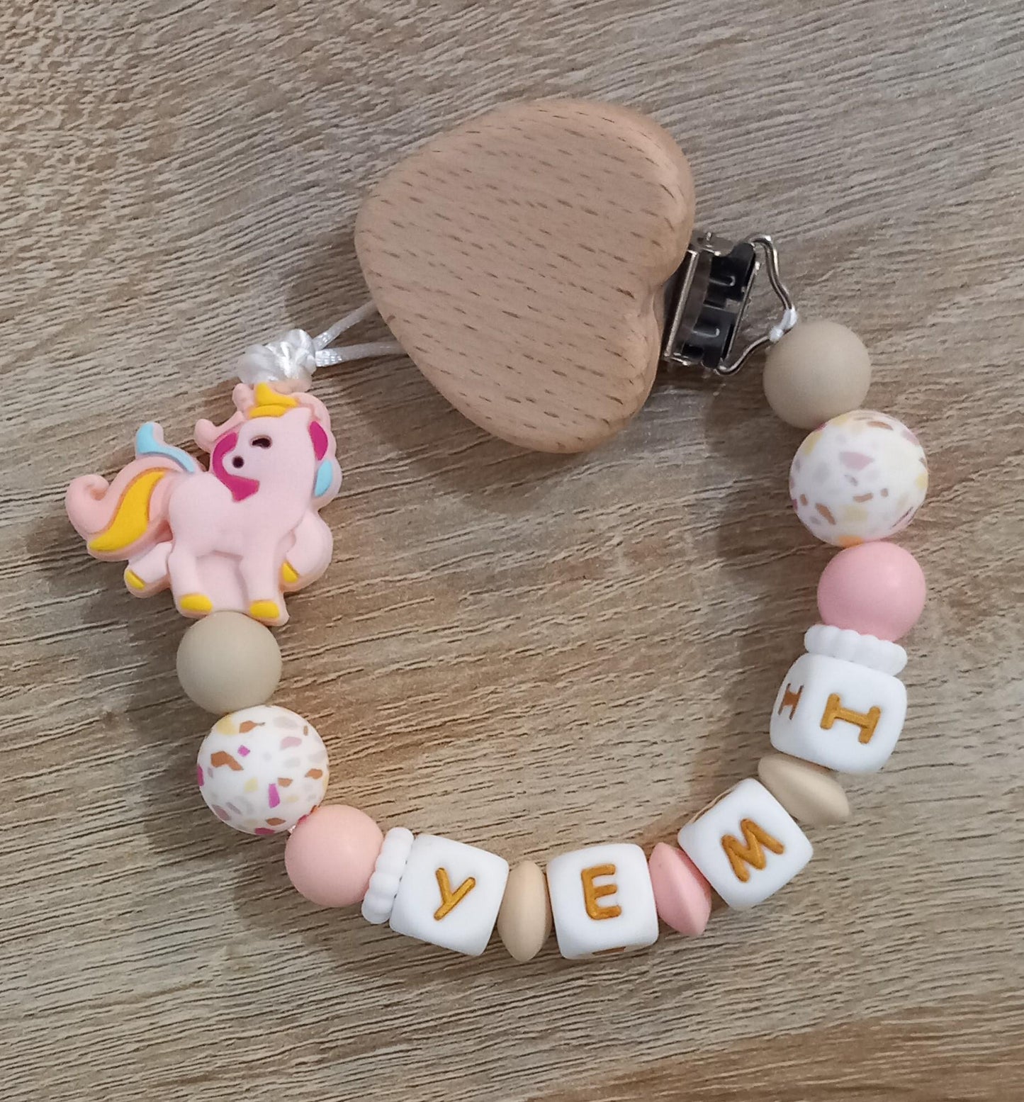 Attache tétine personnalisée, licorne rose. Modèle Yemi pour cadeau naissance, baby shower, jeunes parents. Création française, fait main.