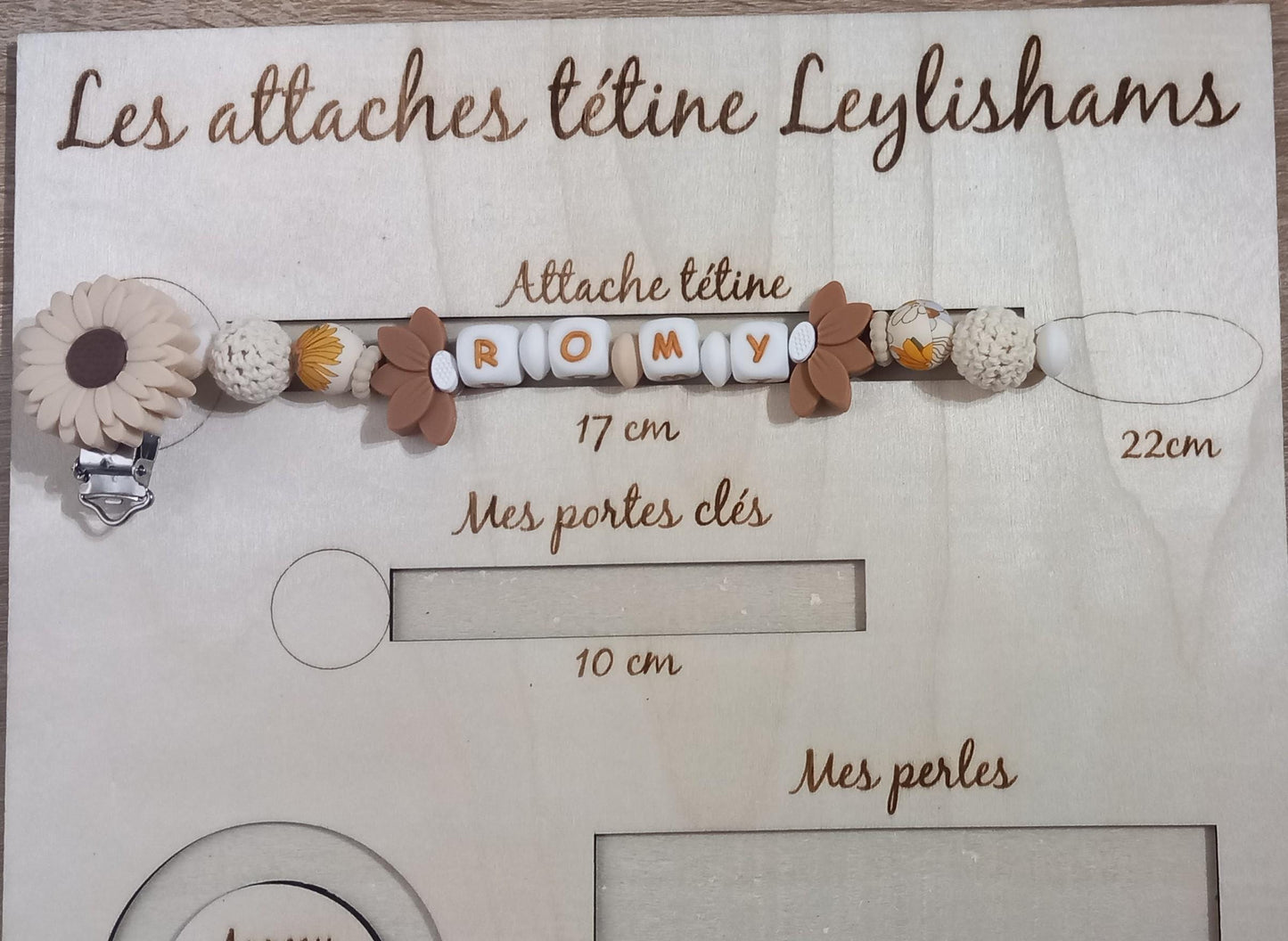 Attache tétine personnalisée fleurs de tournesol et lotus. Modèle Romy. Cadeau naissance, baby shower, jeunes parents. Création française