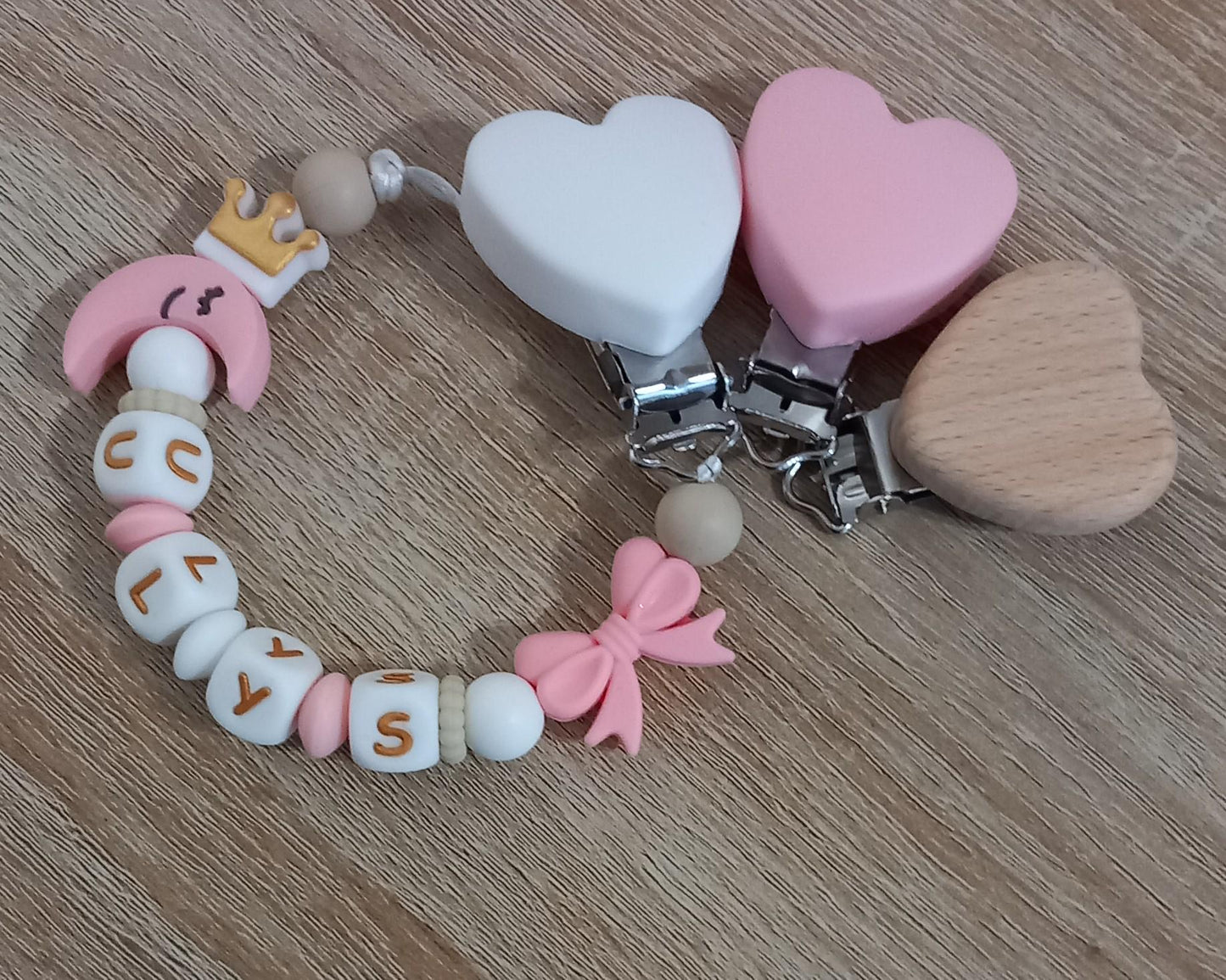 Attache tétine personnalisée sur le thème lune. Modèle Ulys. Cadeau naissance, baby shower, jeunes parents. Création française.