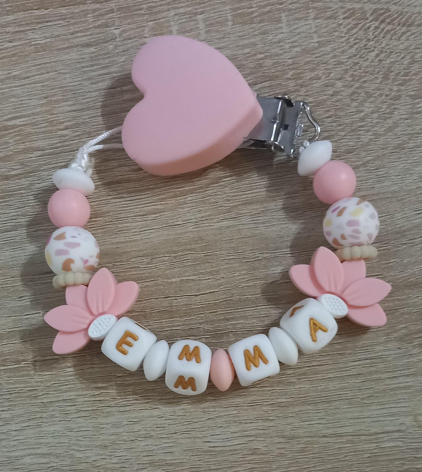 Attache tétine personnalisée fleurs de lotus. Modèle Emma, thème floral. Cadeau naissance, baby shower, jeunes parents. Création française.