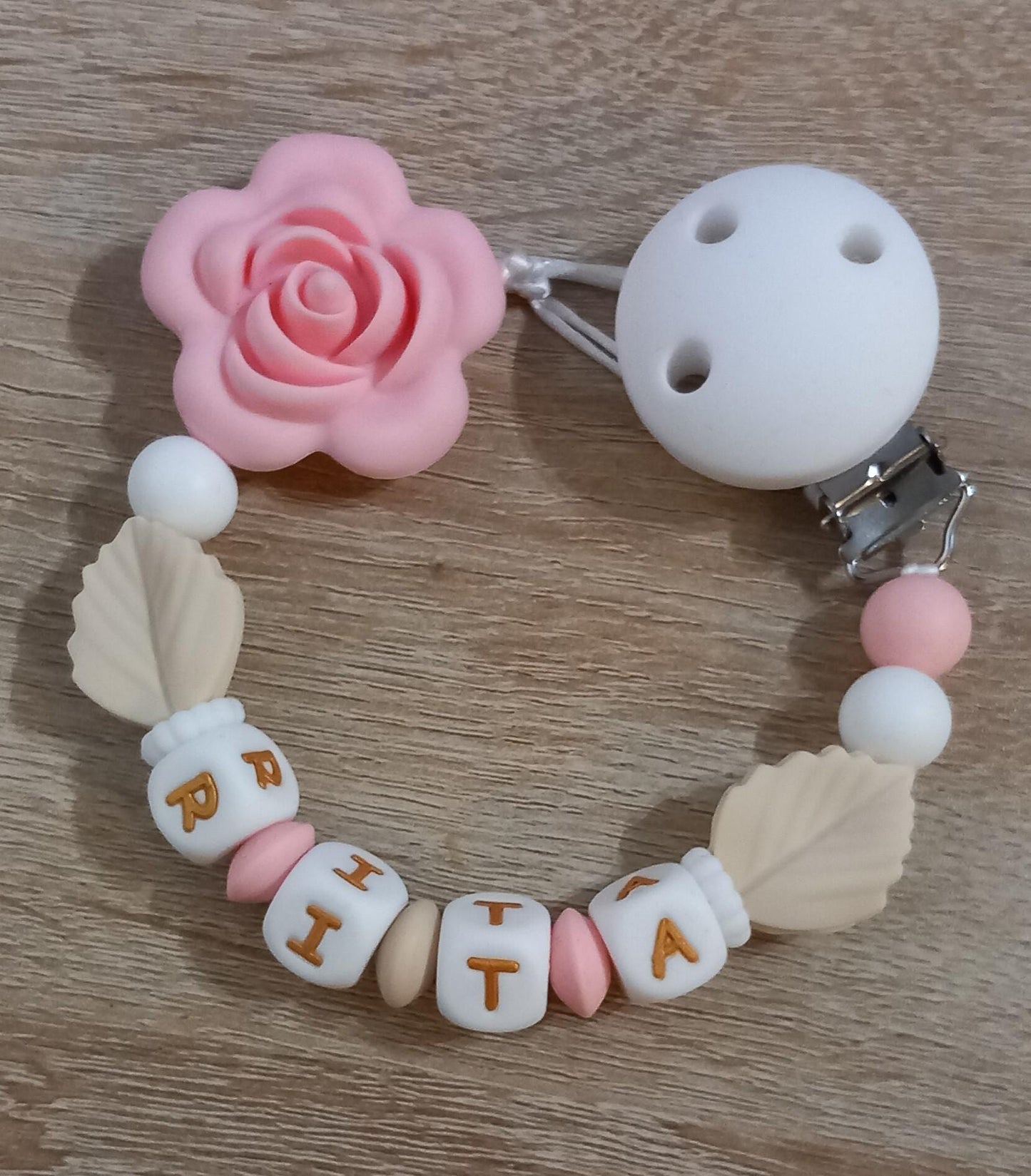 Attache tétine personnalisée, rose rose. Modèle Rita, motif floral. Cadeau naissance, baby shower, jeunes parents. Création française.