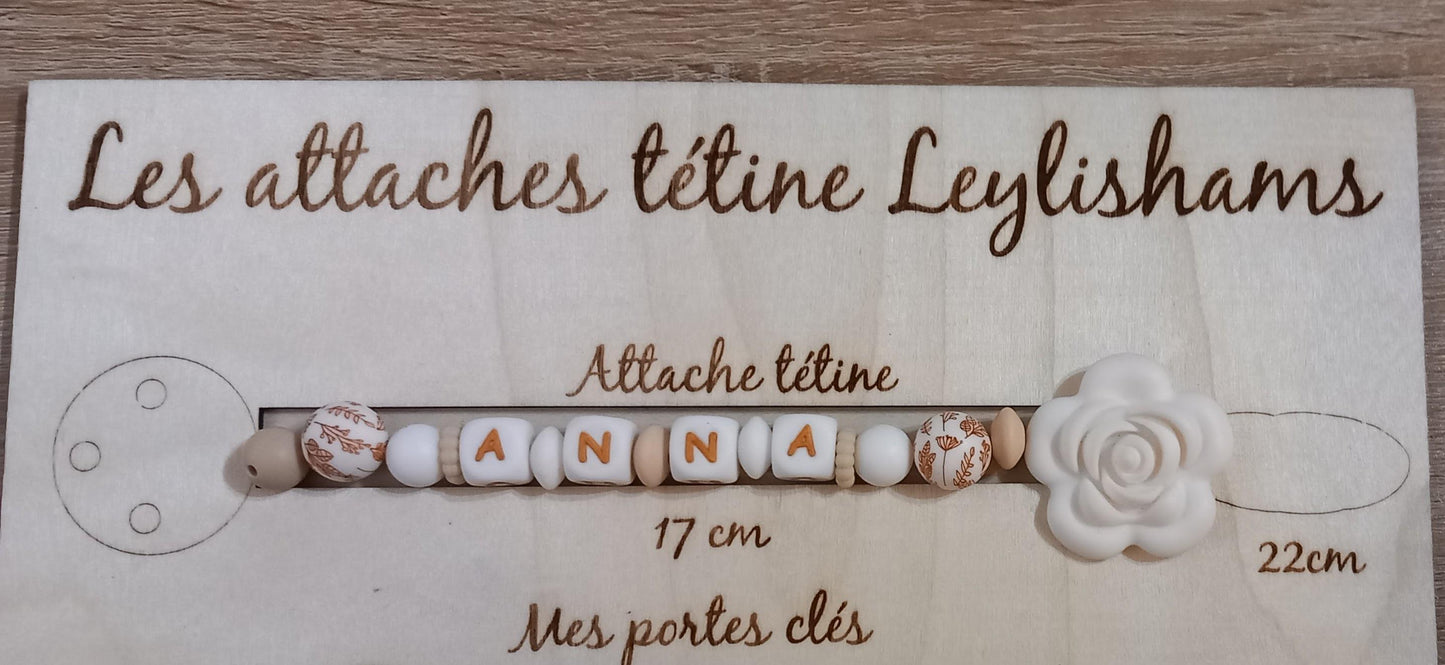 Attache tétine personnalisée, rose blanche. Modèle Anna, motif floral. Cadeau naissance, baby shower, jeunes parents. Création française.