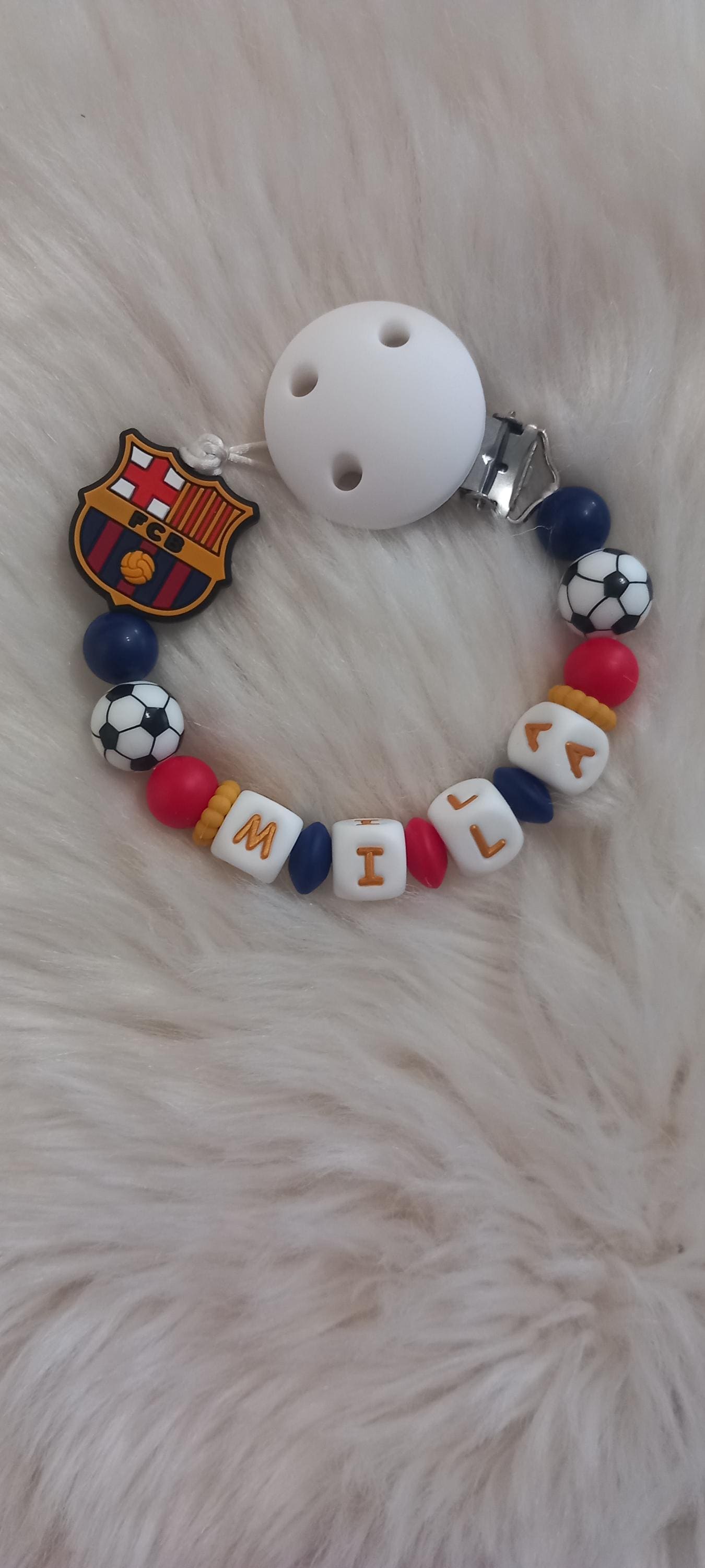 Attache tétine personnalisée, FC Barcelone. Modèle Mila FCB, mixte. Cadeau naissance, baby shower, jeunes parents. Création française.