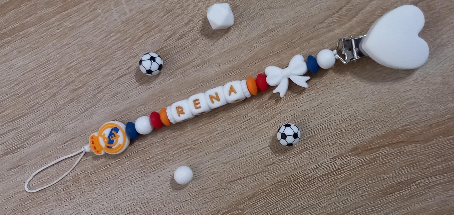 Attache tétine personnalisée Real Madrid. Modèle Rena pour fille. Cadeau naissance, baby shower, jeunes parents. Création française.