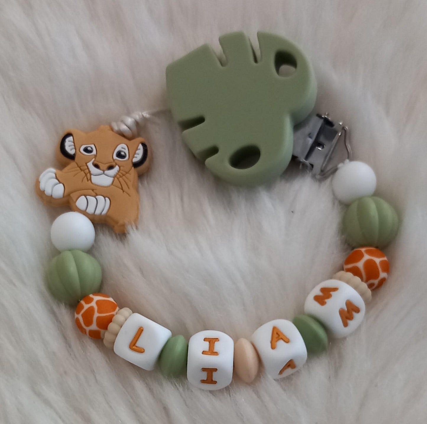 Attache tétine personnalisée Lion. Modèle Liam, Jungle et Imprimé léopard. Cadeau naissance, baby shower, jeunes parents. Création française