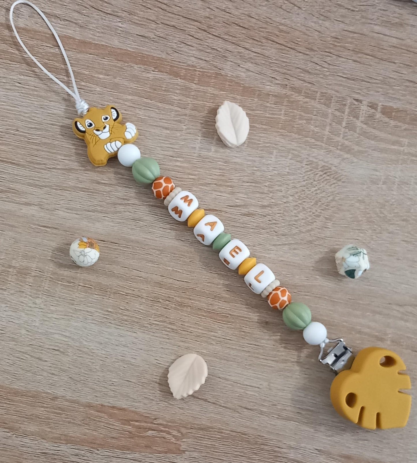 Attache tétine personnalisée Lion. Modèle Mael, Jungle et Imprimé léopard. Cadeau naissance, baby shower, jeunes parents. Création française
