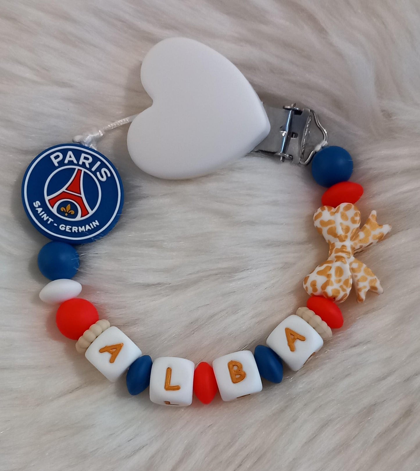 Attache tétine personnalisée Paris Saint Germain. Modèle Alba PSG pour fille. Cadeau naissance et jeunes parents. Création française.