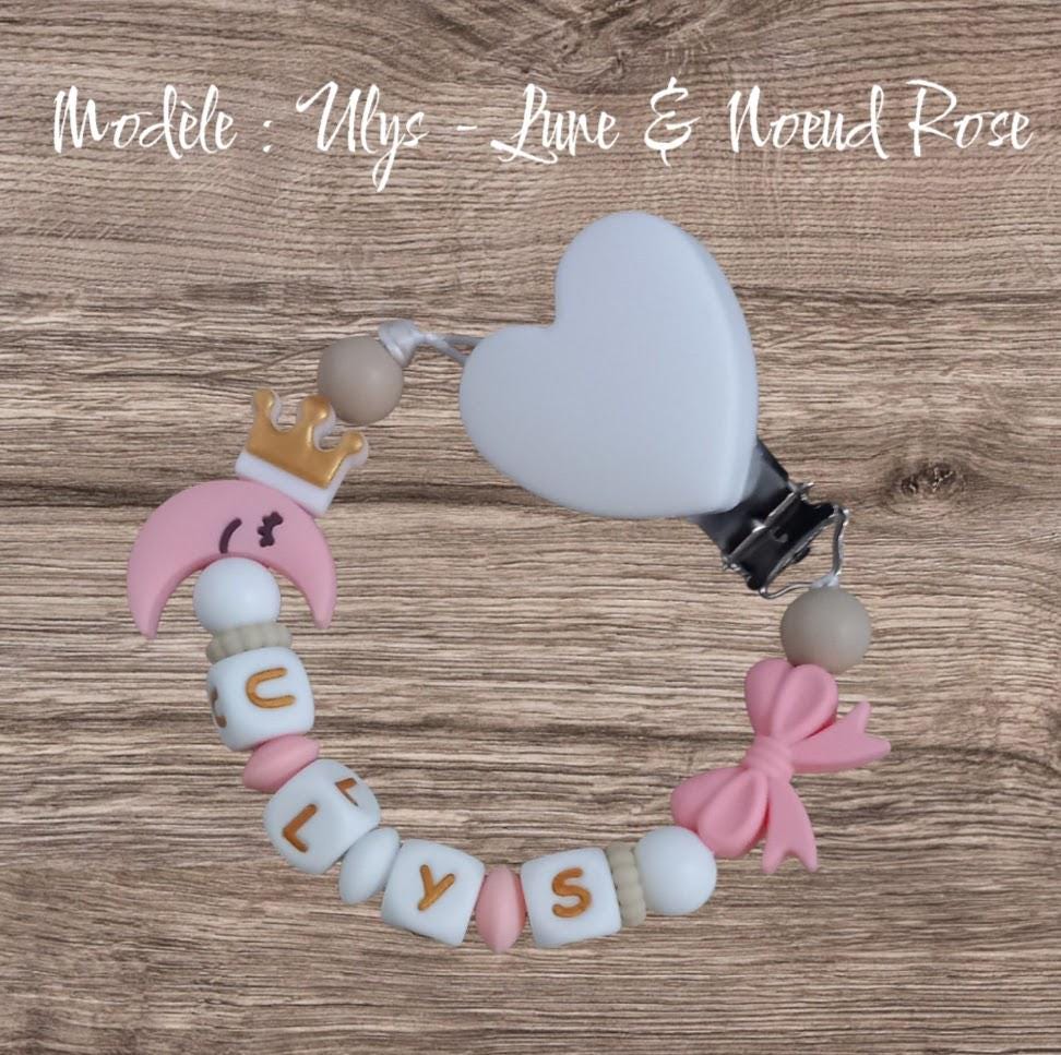 Attache tétine personnalisée sur le thème lune. Modèle Ulys. Cadeau naissance, baby shower, jeunes parents. Création française.