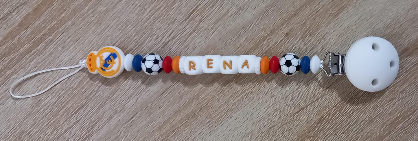 Attache tétine personnalisée Real Madrid. Modèle Rena fille et garçon. Cadeau naissance, baby shower, jeunes parents. Création française.