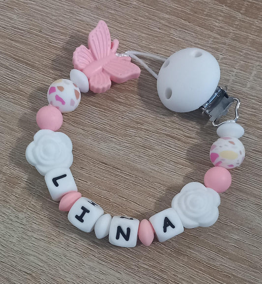Attache tétine personnalisée papillon. Modèle Lina, thème girly. Cadeau naissance, baby shower, jeunes parents. Création française.