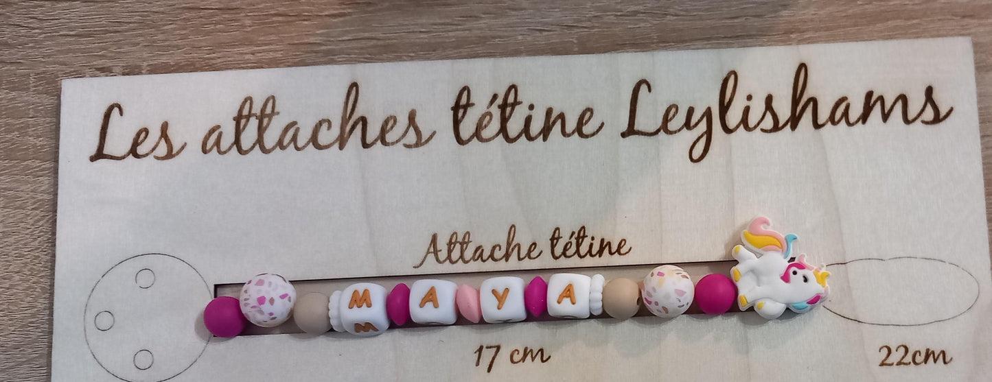 Attache tétine personnalisée, licorne blanche. Modèle Maya pour cadeau naissance, baby shower, jeunes parents. Création française, fait main