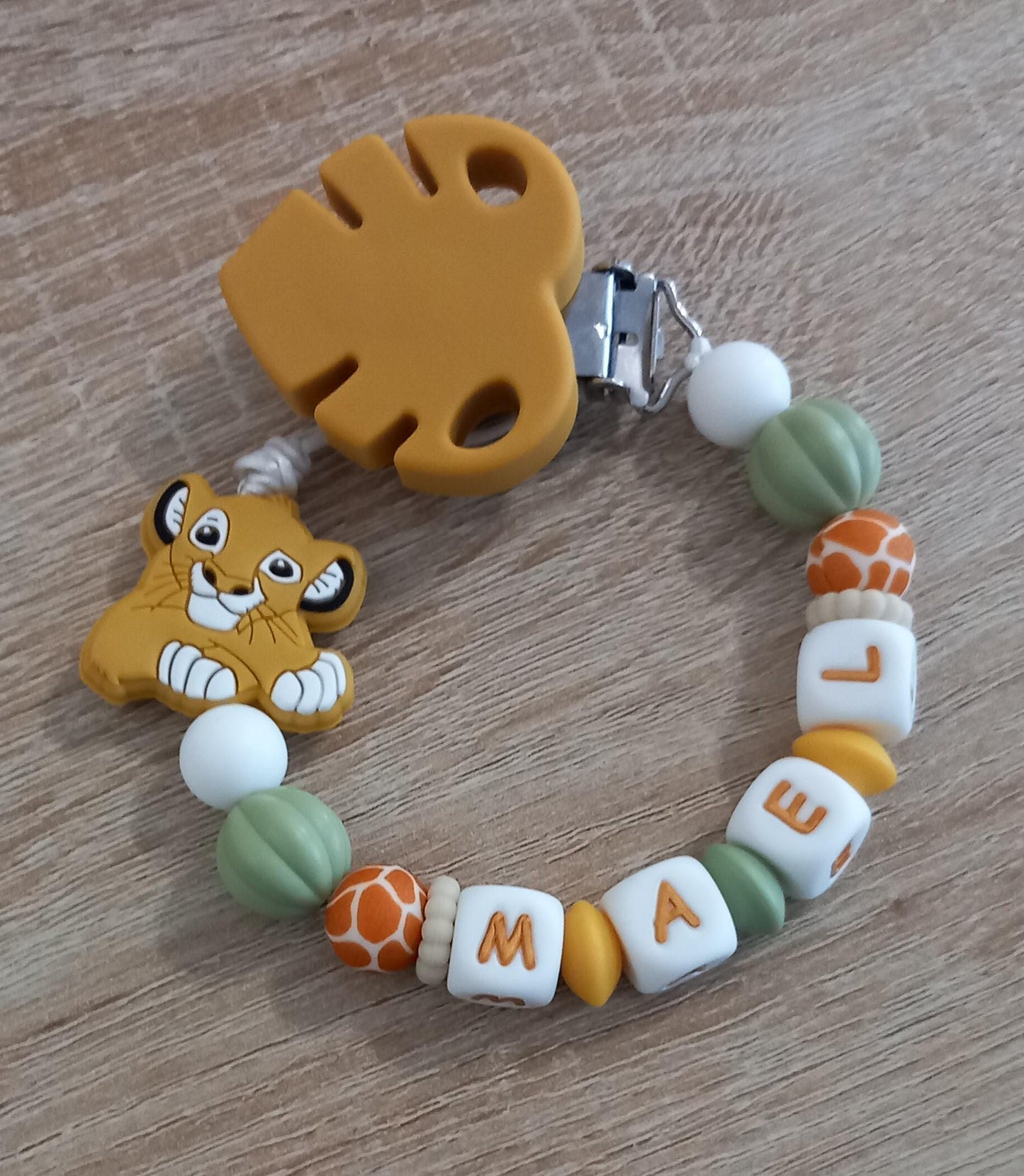 Attache tétine personnalisée Lion. Modèle Mael, Jungle et Imprimé léopard. Cadeau naissance, baby shower, jeunes parents. Création française