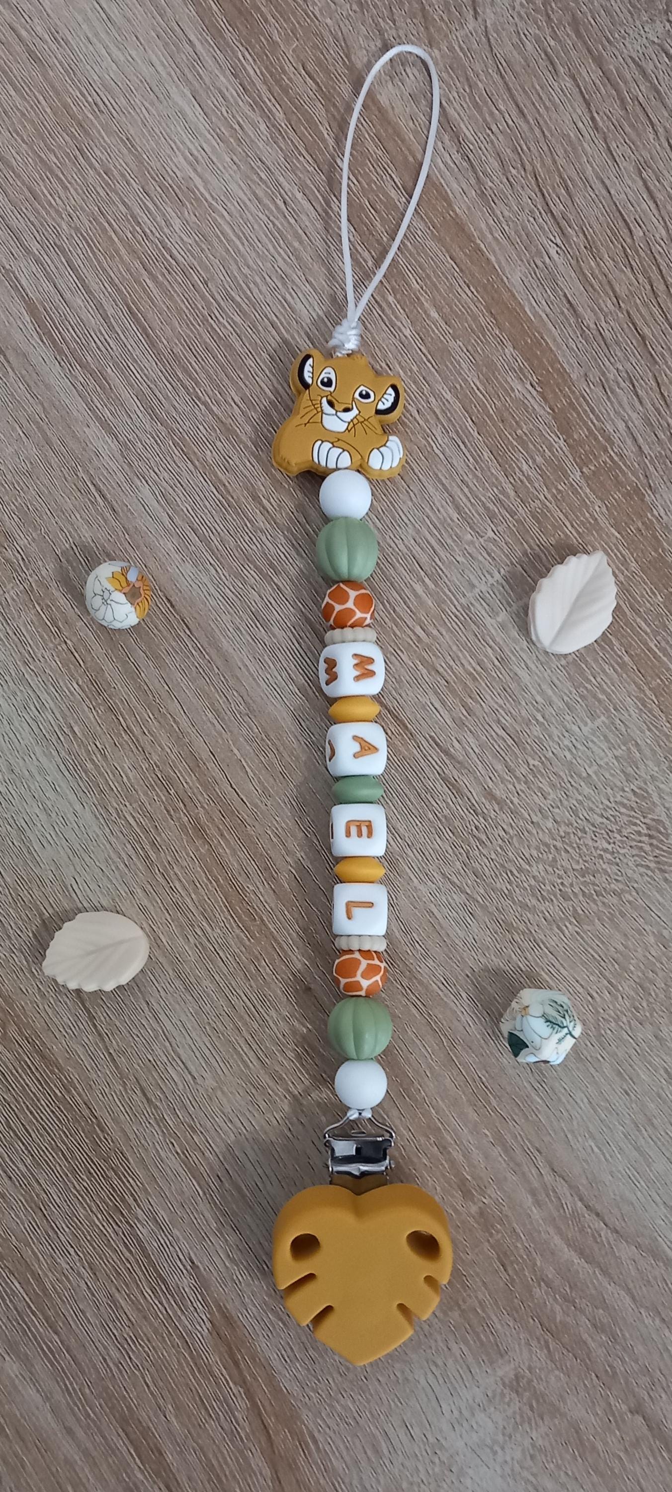 Attache tétine personnalisée Lion. Modèle Mael, Jungle et Imprimé léopard. Cadeau naissance, baby shower, jeunes parents. Création française