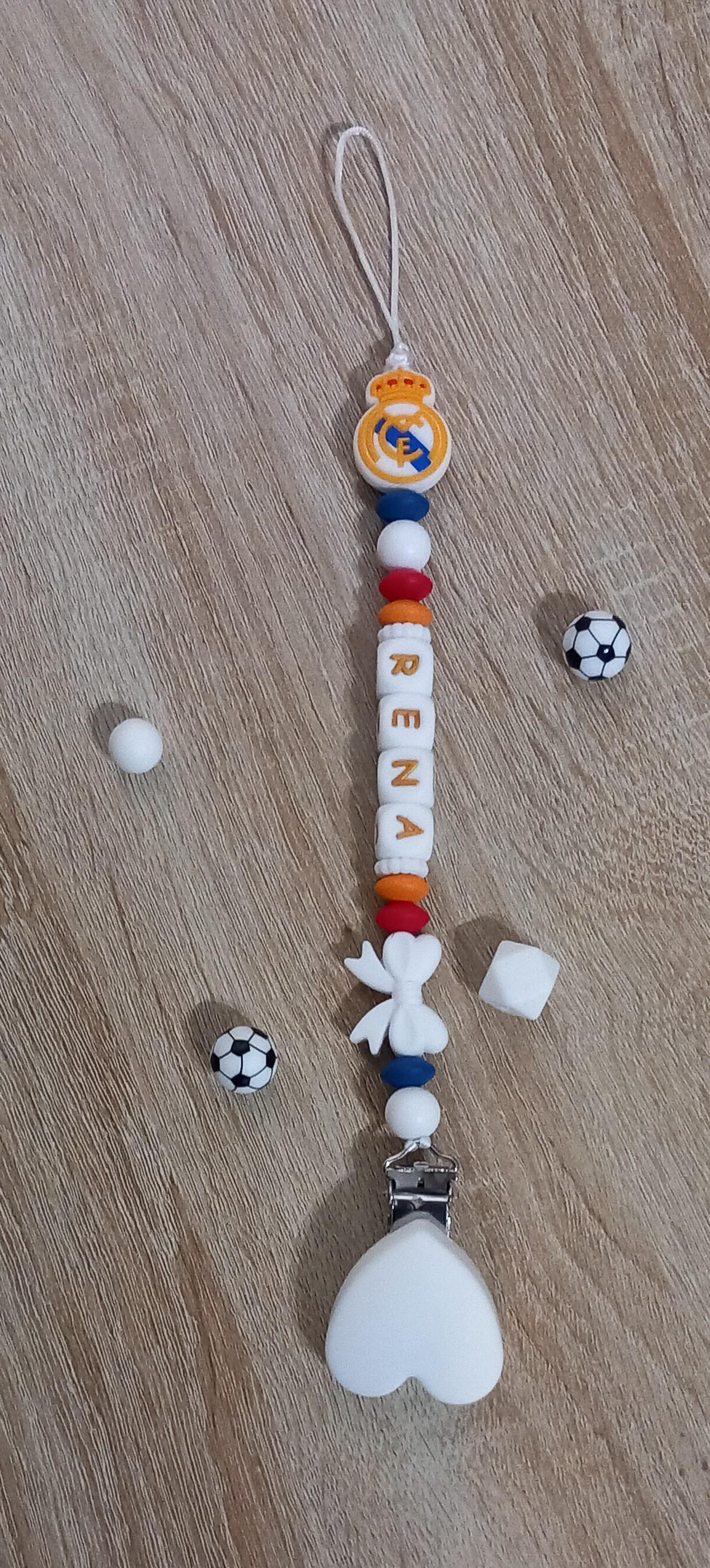 Attache tétine personnalisée Real Madrid. Modèle Rena pour fille. Cadeau naissance, baby shower, jeunes parents. Création française.