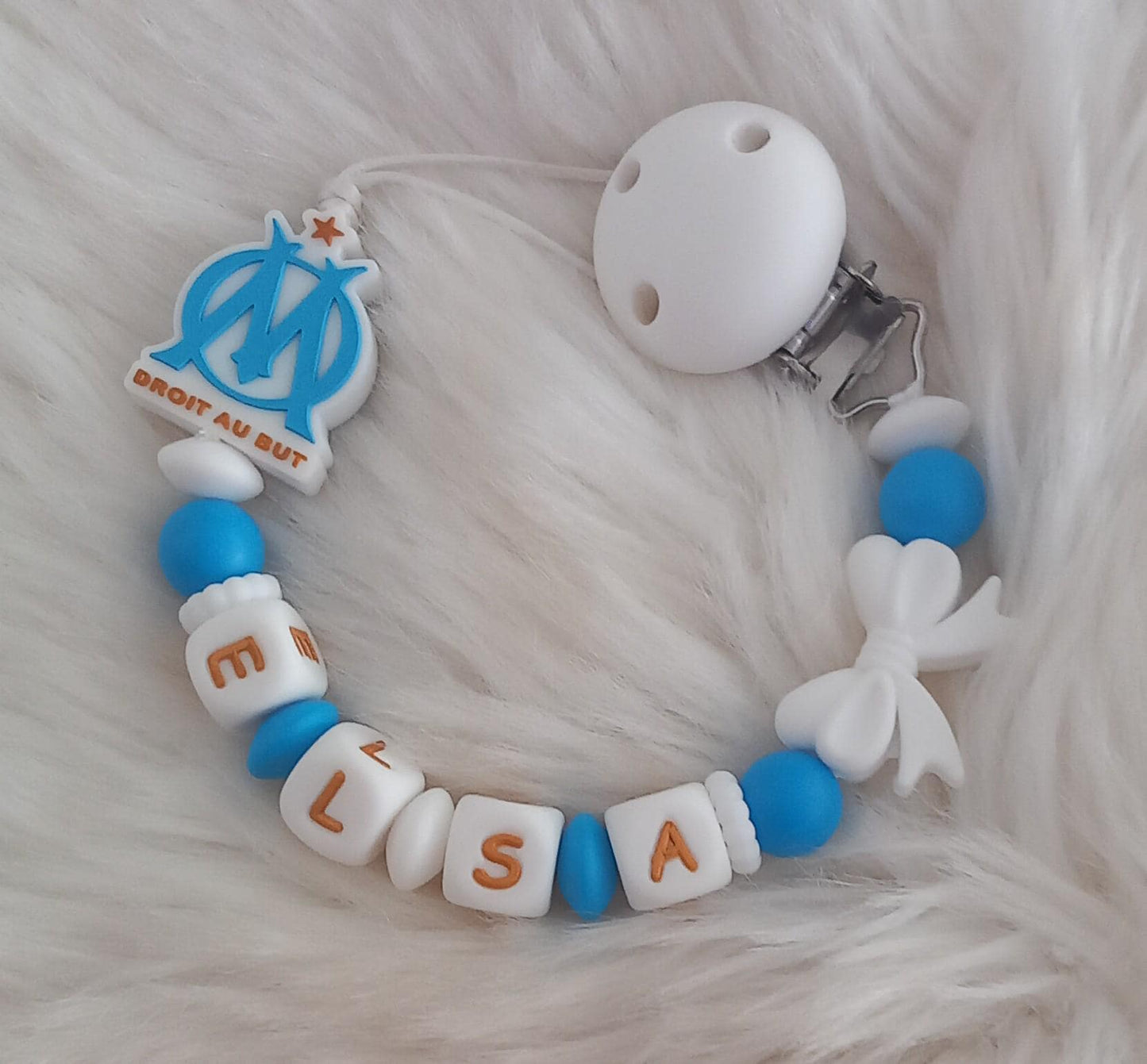 Attache tétine personnalisée Olympique de Marseille. Modèle Elsa OM fille. Cadeau naissance, baby shower, jeunes parents. Création française