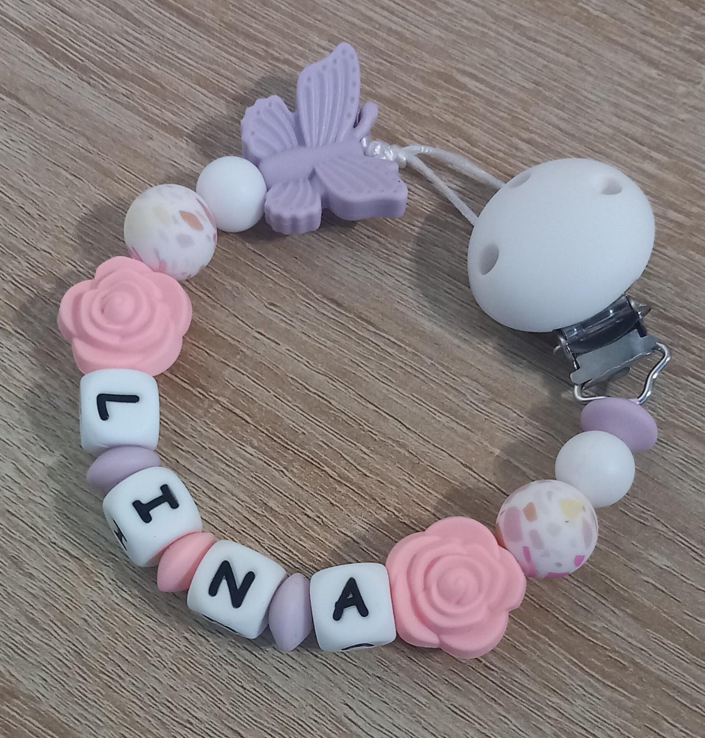 Attache tétine personnalisée papillon. Modèle Lina, thème girly. Cadeau naissance, baby shower, jeunes parents. Création française.
