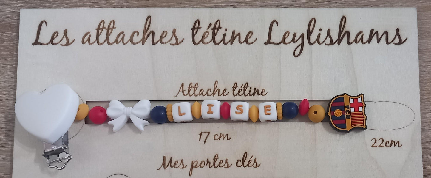 Attache tétine personnalisée, FC Barcelone. Modèle Lise FCB pour fille. Cadeau naissance, baby shower, jeunes parents. Création française.